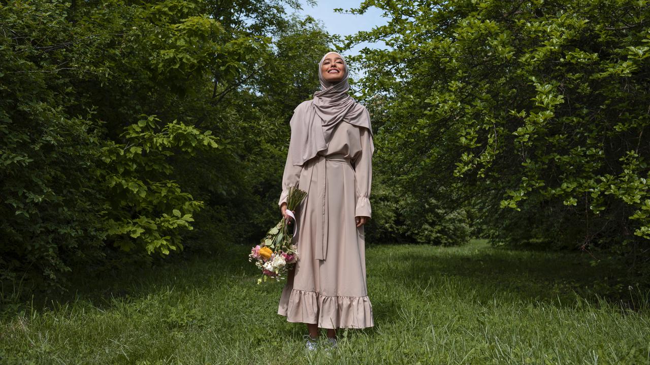 ilustrasi model baju overdress/freepik