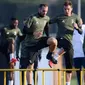 Bek Juventus, Giorgio Chiellini dan Mario Mandzukic, tampak serius saat sesi latihan jelang laga Liga Champions di kompleks training center Juventus, Selasa (21/11/2017). Juventus akan berhadapan dengan Barcelona. (AFP/Marco Bertorello)