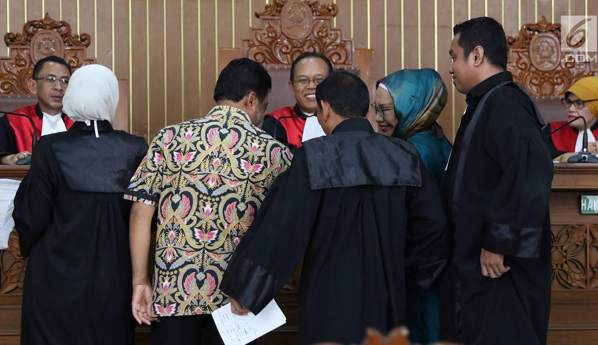 Terdakwa kasus penyebaran berita bohong atau hoaks Ratna Sarumpaet bertemu Presiden Konfederasi Serikat Pekerja Indonesia (KSPI) Said Iqbal dalam sidang lanjutan di PN Jakarta Selatan, Selasa (9/4). Sidang beragendakan mendengar keterangan saksi. (Liputan6.com/Immanuel Antonius)