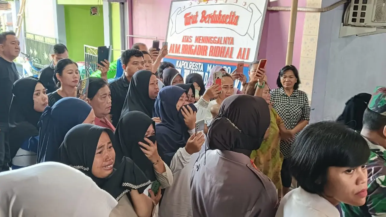 Isak tangis keluarga menyambut kedatangan jenasah Brigadir RAT di rumah duka, Perumahan Kalasei Indah, Desa Kalasey, Kecamatan Mandolang, Kabupaten Minahasa, Sulut, pada Minggu (28/4/2024).