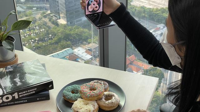 Flex Mode untuk mengambil gambar dengan Samsung Galaxy Z Flip4 5G (Dok. Samsung)