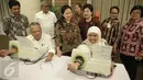 Menteri Sosial Khofifah Indar Parawansa (kanan) dan Menteri Pekerjaan Umum dan Perumahan Rakyat Basuki Hadimuljono mencoba langsung alat pengukur tekanan darah mandiri di kantor Kemenko PMK Jakarta, Rabu (22/2). (Liputan6.com/Faizal Fanani)