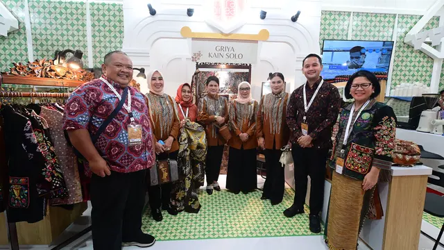 Ibu Negara Iriana Jokowi Belanja Batik dan Gelang di UMKM Binaan Pertamina