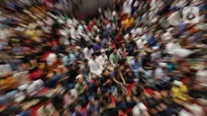 Salah satu umat Muslim memanjatkan doa sesaat setelah melaksanakan salat Jumat di Masjid Istiqlal, Jakarta, Jumat (7/3/2025). (Liputan6.com/Angga Yuniar
