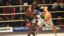 Petinju, Floyd Mayweather, beradu pukulan dengan kickboxer, Tenshin Nasukawa, pada laga eksebisi di Saitama Super Arena, Saitama, Senin (31/1). Tanding dengan aturan tinju, Mayweather menang TKO di ronde pertama. (AFP/Toshifumi Kitamura)