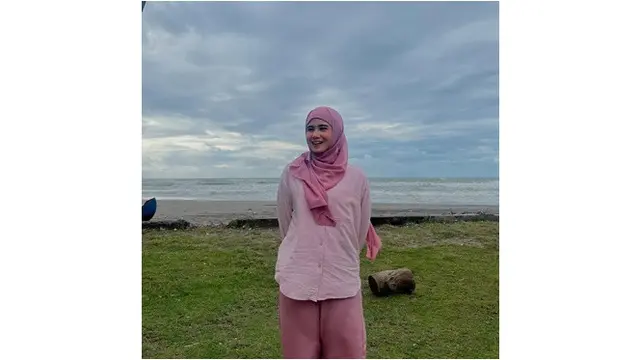 6 Potret Berhijab Wulan Guritno dan Tissa Biani di Proses Syuting Film Norma