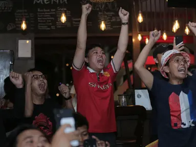 Wajah semringah diperlihatkan anggota komunitas United Indonesia dalam acara Roaring Night Liga Inggris 2023/2024 antara Manchester United (MU) melawan Everton di Bunker Terrace Cafe di Java Palace Hotel Jababeka, Cikarang, Sabtu (9/3/2024) malam WIB. MU sukses menekuk Everton dengan dua gol tanpa balas berkat dua gol penalti Bruno Fernandes dan Marcus Rashford. (Bola.com/Pradipta Rama Baskara)