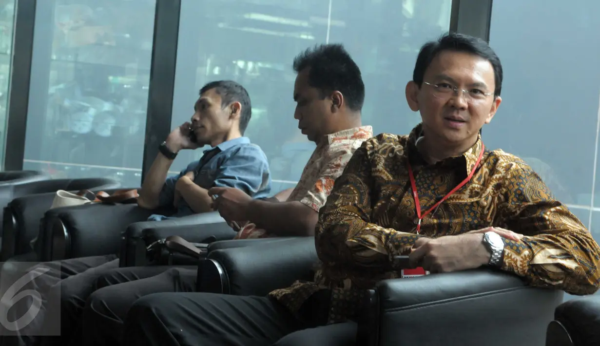 Gubernur DKI Jakarta Basuki 'Ahok' Tjahaja Purnama berada di ruang tunggu Gedung KPK, Jakarta, Selasa (12/4). Ahok memenuhi panggilan KPK untuk dimintai keterangan dalam penyelidikan dugaan korupsi pembelian lahan Sumber Waras. (Liputan6.com/Helmi Afandi)