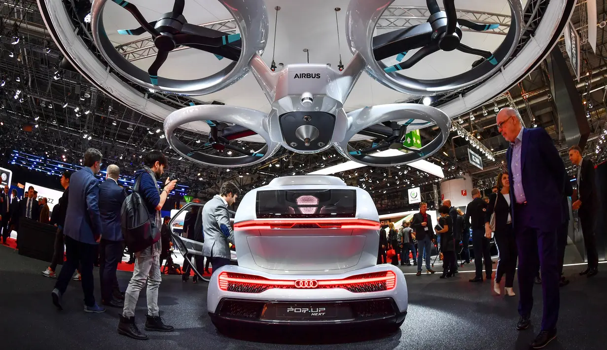 Mobil keluaran Audi "Pop.up next" yang  dipamerkan dalam Geneva International Motor Show di Jenewa (6/3). Mobil terbang Audi ini menggunakan tenaga listrik, dan bisa mendarat  horizontal dan vertikal. (AFP Photo/Fabrice Coffrini)