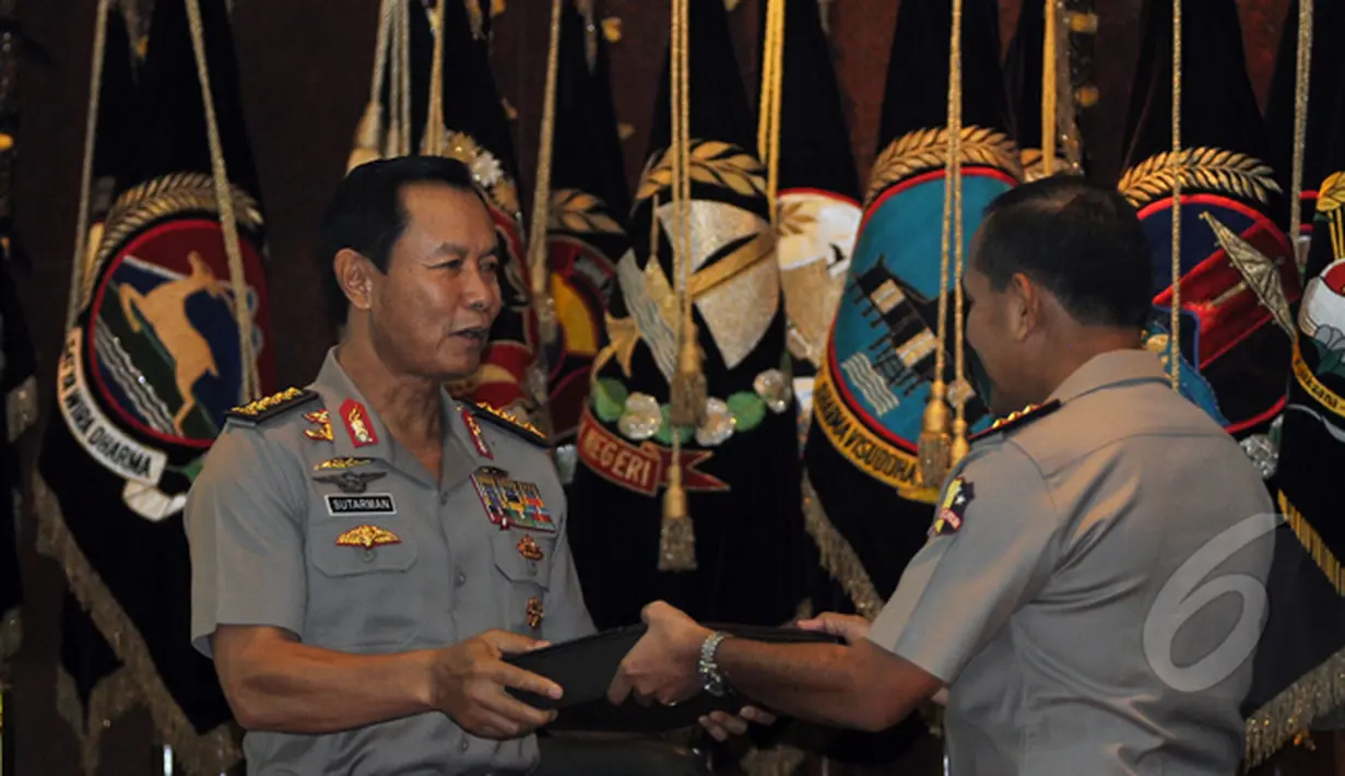 Jenderal Pol Sutarman melakukan seremonial serah terima dengan Wakapolri Komjen Pol Badrodin Haiti yang ditunjuk sebagai pelaksana tugas Kapolri, Jakarta, Rabu (21/1/2015). (Liputan6.com/Miftahul Hayat)