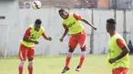 Gelandang Persija Jakarta, Pandi Lestaluhu, menyundul bola saat latihan di Lapangan Villa 2000 Pamulang, Tangerang Selatan, Jumat (8/4/2016). Latihan ini merupakan persiapan terakhir jelang Trofeo Persija. (Bola.com/Vitalis Yogi Trisna)