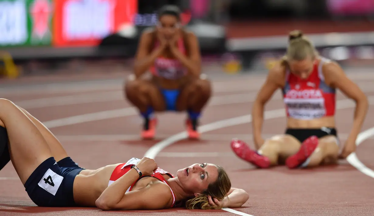 Atlet asal Republik Ceska, Eliöka Klucinov tidur pada lintasan usai memasuki finish cabang 200m putri pada kejuaraan IAAF World Championships 2017 London Stadium, London, (5/8/2017). (AFP/ Ben Stansall)