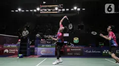 Ganda putra Indonesia, Mohammad Ahsan/Hendra Setiawan mengembalikan kok Liu Yu Chen/Ou Xuan Yi dari China saat tampil dalam Indonesia Open 2022 di Istora Senayan, Jakarta, Rabu (15/6/2022). Mohammad Ahsan/Hendra Setiawan kalah dengan dengan skor 17-21, 22-24. (Liputan6.com/Faizal Fanani)
