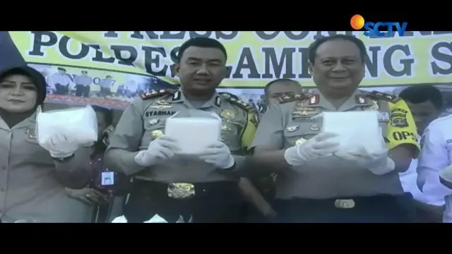 Polisi berhasil menggagalkan upaya penyelundupan sabu seberat 10 kilogram di Pelabuhan Bakauheni, Lampung. Sebanyak tiga orang berhasil dibekuk dalam penangkapan ini.
