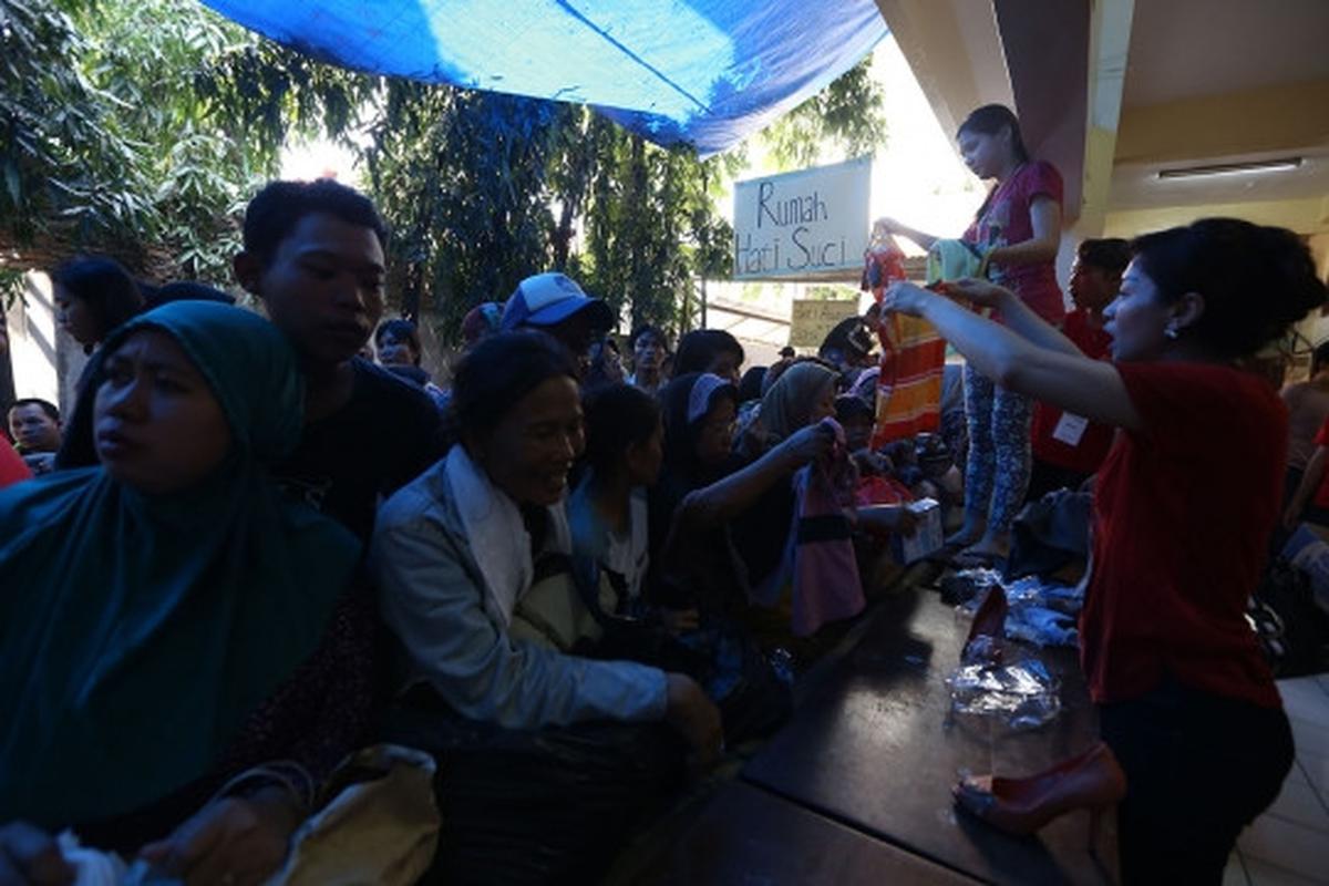 Antusiasme warga borong sembako di pasar murah Yayasan Hati Suci