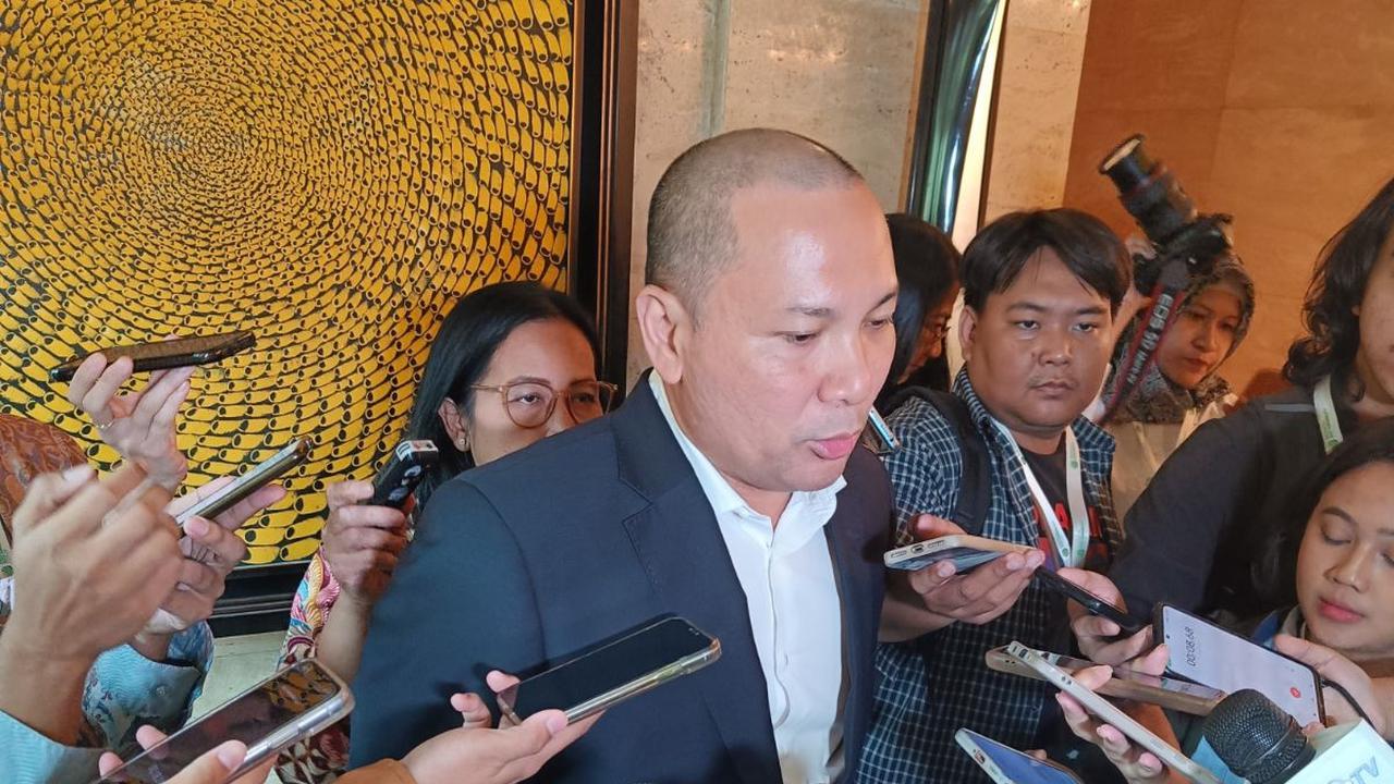 "Kondisinya pak Luhut terus recovering (pulih), going well (berjalan baik). Saya kebetulan mau terbang nih jenguk," ujar Rachmat kepada awak media di Hotel Kempinski, Jakarta Pusat, Jumat (10/11).