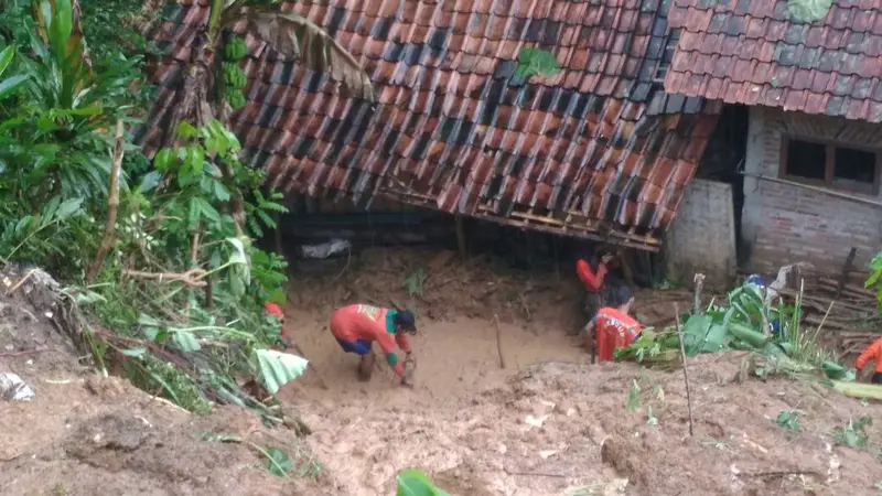 Relawan berjibaku membersihkan material longsor. (Foto: Liputan6.com/Tagana Banyumas/Muhamad Ridlo)