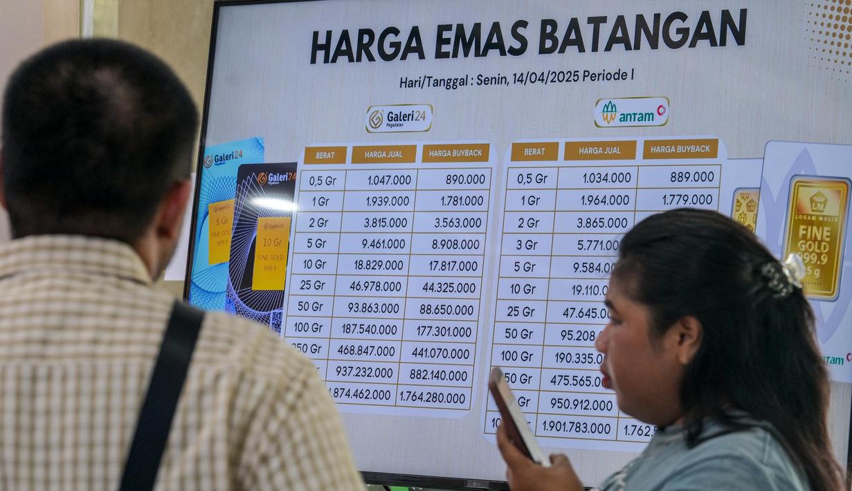 Harga emas Antam hari ini, Senin (14/4/2025), mengalami penurunan tipis. Harga emas per gram dijual Rp1.896.000 atau turun Rp 8.000 dibanding kemarin, Minggu (13/4/2025) yang berada di level Rp1.904.000 per gram. (BAY ISMOYO/AFP)