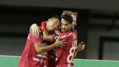 Para pemain Bali United merayakan gol yang dicetak oleh Melvin Platje ke gawang Mitra Kukar pada laga Piala Presiden 2019 di Stadion Patriot, Jawa Barat, Minggu (3/3). Bali United menang 3-0 atas Mitra Kukar. (Bola.com/M Iqbal Ichsan)