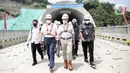 Menteri Koordinator Bidang Kemaritiman dan Investasi Luhut Binsar Panjaitan (tengah kiri) berjalan  bersama Duta Besar RRT Lu Kang (tengah kanan) saat meninjau Tunnel 6 proyek kereta cepat Jakarta-Bandung di Puwakarta, Jawa Barat, Rabu (30/3/2022). (Liputan6.com/Faizal Fanani)