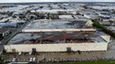 Terjangan badai menyebabkan banyak pohon tumbang. (AP Photo/Ringo H.W. Chiu)
