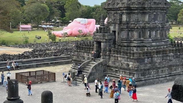 KAWS Holiday di Candi Prambanan