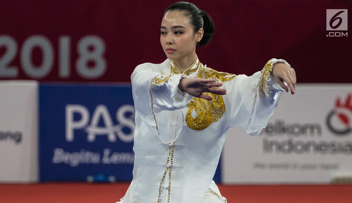 Aksi atlet wushu Indonesia, Lindswell Kwok saat bertanding pada Asian Games 2018 di JIExpo, Jakarta, Minggu (19/8). Sukses mengumpulkan poin tertinggi, Lindswell berpeluang meraih emas dari nomor Taijiquan dan Taijijian. (Bola.com/Vitalis Yogi Trisna)
