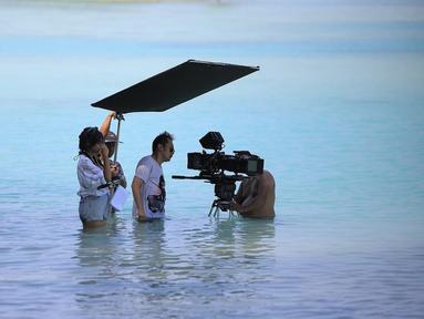 Hanung Bramantyo, terjun langsung ke tengah laut untuk syuting film barunya. (Foto: Instagram/@hanungbramantyo)
