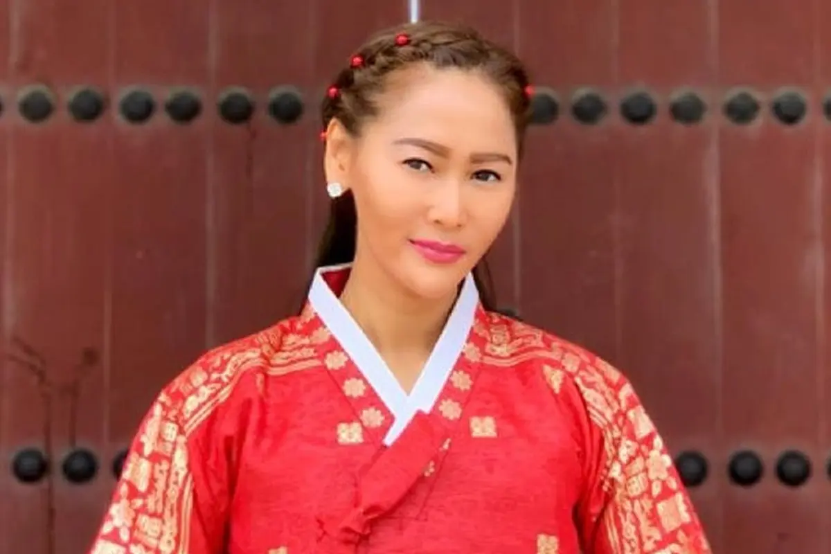 Gaya Inul Daratista Pakai Hanbok di Korea Selatan (sumber: instagram/@inul.d)
