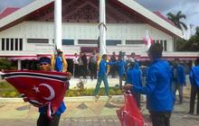 Ini aksi mahasiswa yang nekat kibarkan bendera GAM di DPRD Aceh