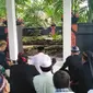 Ziarah makam leluhur dalam ritual Grebeg Onje, Kecamatan Mrebet, Purbalingga menjelang Ramadan. (Foto: Liputan6.com/Dikominfo PBG/Muhamad Ridlo)