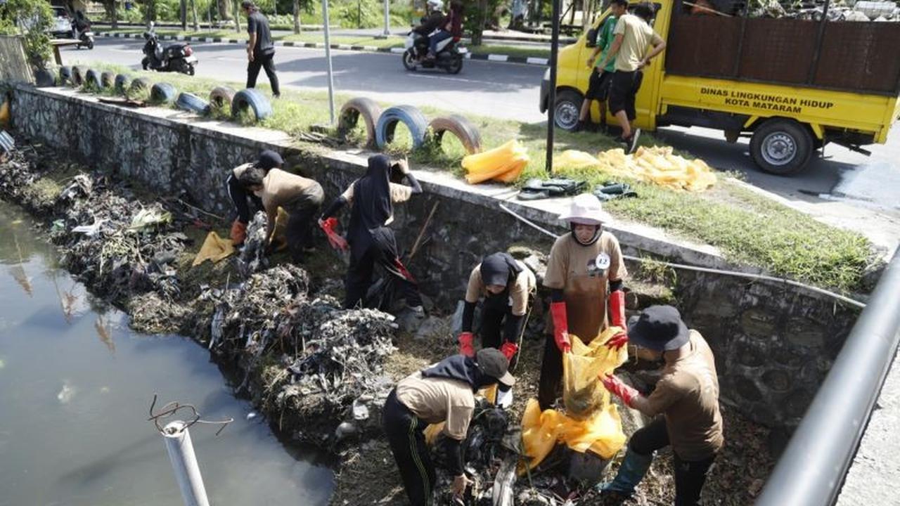 Tahukah Kamu? 100 Karung Sampah Diangkut, Sungai Sanset Land Mataram Kini Bersih Berkat Aksi Duta Lingkungan & PLN
