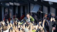 Pembalap MotoGP Valentino Rossi melambaikan tangan pada akhir balapan MotoGP Valencia 2021 di Sirkuit Ricardo Tormo, Cheste, Spanyol, 14 November 2021. Valentino Rossi terdongrak dua posisi ke urutan 18 pada klasemen MotoGP musim ini. (AP Photo/Alberto Saiz)