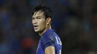 Striker Thailand, Adisak Kraisorn, saat melawan Timnas Indonesia pada laga Piala AFF 2018 di Stadion Rajamangala, Bangkok, Sabtu (17/11). Thailand menang 4-2 dari Indonesia. (Bola.com/M. Iqbal Ichsan)