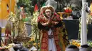 Penari menampilkan tarian sebagai bagian prosesi upacara Tawur Kesanga di Pura Aditya Jaya, Rawamangun, Jakarta, Jumat (16/3). (Liputan6.com/Arya Manggala)