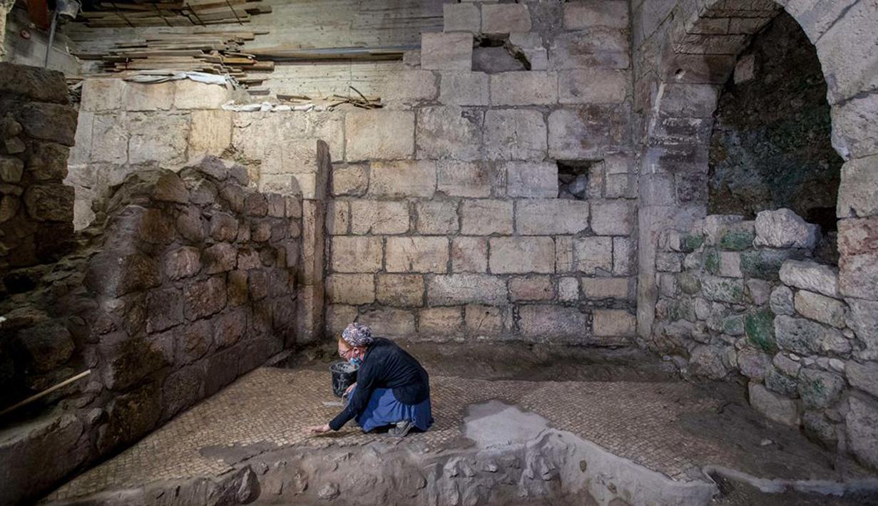 Seorang arkeolog Israel bekerja di sebuah situs penggalian arkeologi di Yerusalem (19/5/2020). Para arkeolog Israel berhasil menemukan sistem bawah tanah unik berusia sekitar 2.000 tahun yang dipahat di batuan dasar dekat Western Wall Plaza di Yerusalem kuno. (Xinhua/JINI)