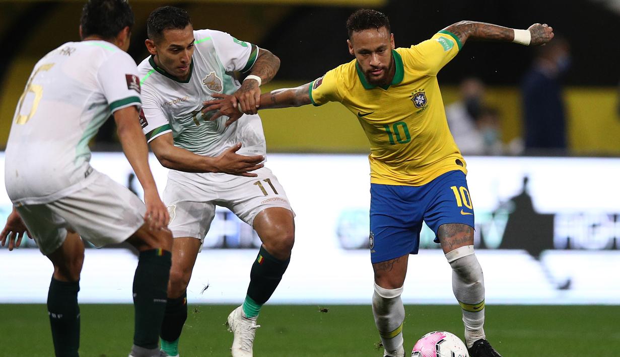 Penyerang Brasil, Neymar, berusaha melewati pemain Bolivia pada laga kualifikasi Piala Dunia 2020 di Corinthians Arena, Sabtu (10/10/2020) pagi WIB. Brasil menang 5-0 atas Bolivia. (AFP/Buda Mendes/pool)