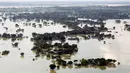 Pandangan udara dari sebuah desa yang terendam banjir di pinggiran Allahabad, India, Kamis. (25/08). Pada 19 Agustus silam, pemerintah setempat membuka 16 dari 18 pintu bendungan Bansagar. (REUTERS / Jitendra Prakash)