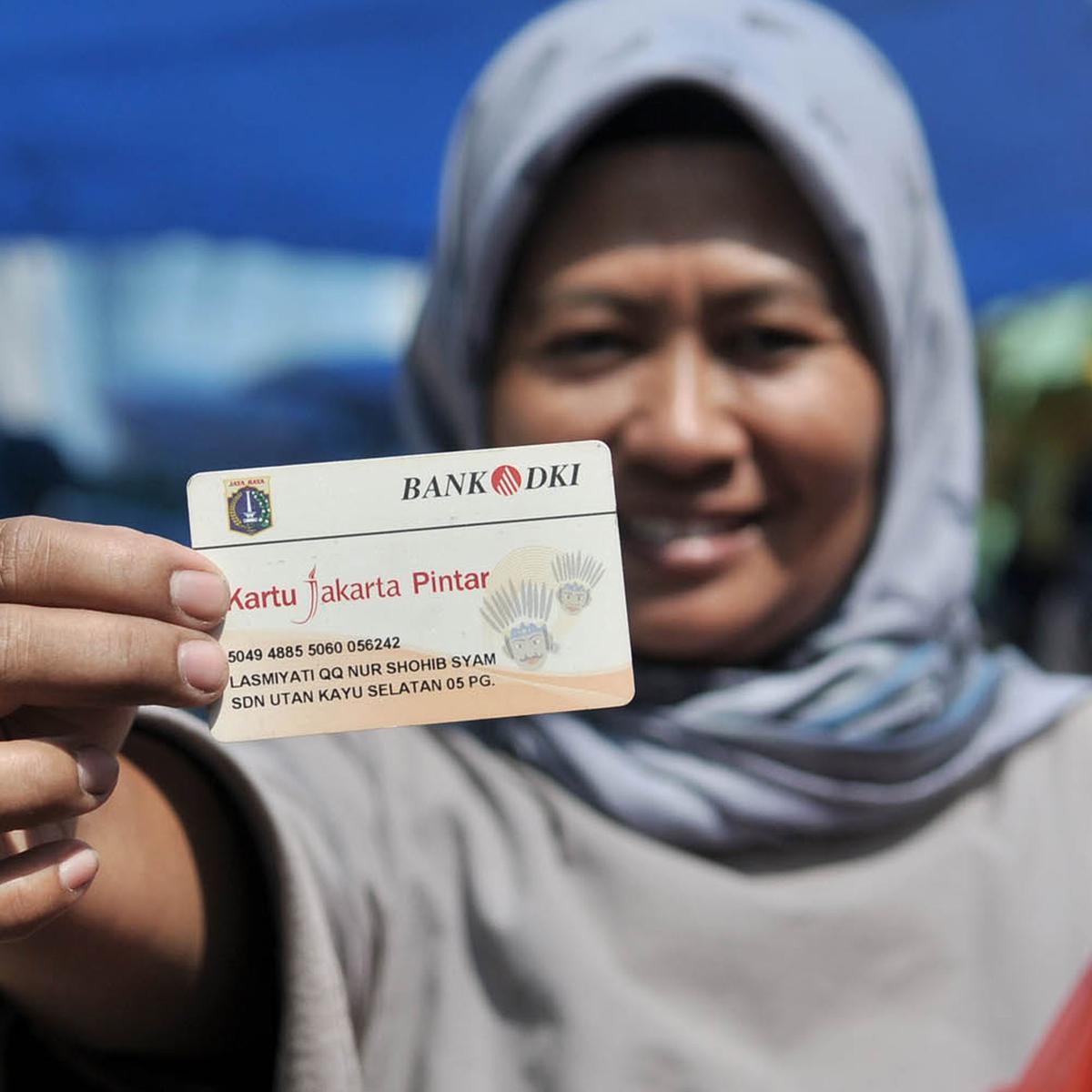 Warga DKI Pemegang KJP Serbu Pasar Murah