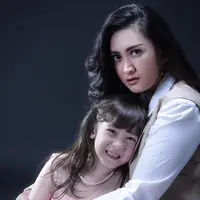 "Empat tahun yang lalu sempat rekaman single, tapi nggak sungguh-sungguh hehehe. Terakhir single 2010, berarti 7 tahun kembali lagi ke dunia tarik suara," lanjut Nafa, di kawasan Bangka, Jakarta Selatan, Kamis (9/3/2017). (Bambang E. Ros/Bintang.com)