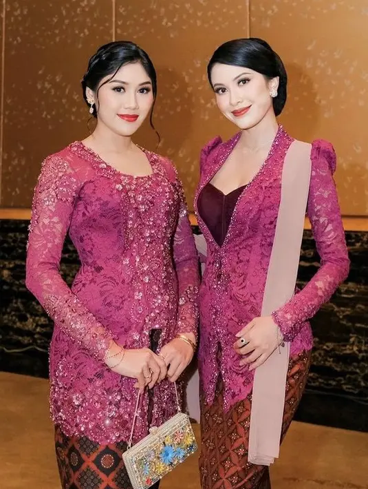 Erina memilih mengenakan kebaya magenta yang dibuat oleh Wiranti Kurnia dengan hiasan payetan di bagian depan, lengan dan bawah kebaya. Dipadukan kain batik sebagai bawahannya. [@ilham.photo]
