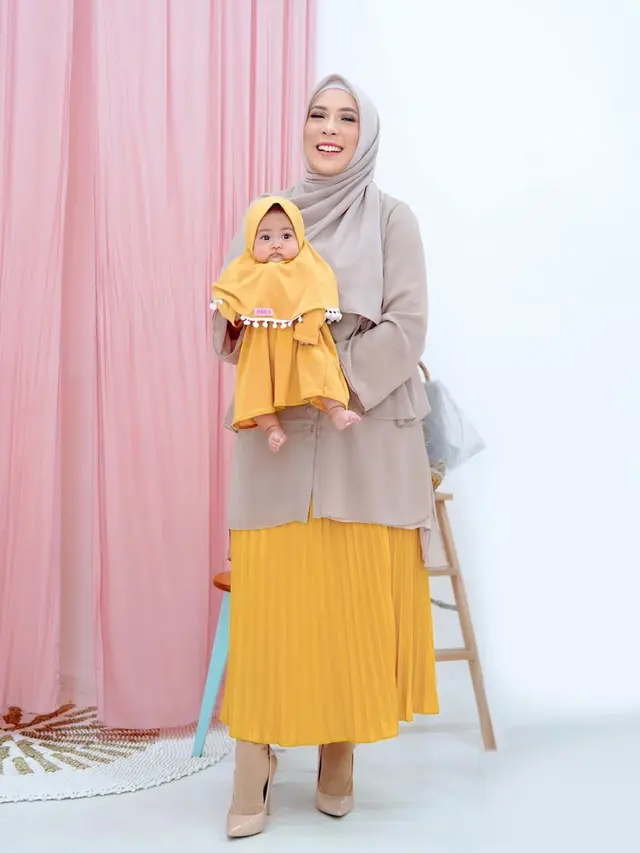7 Potret Sada Aminahanara Putri Fitri Tropica saat Pakai Hijab, Menggemaskan