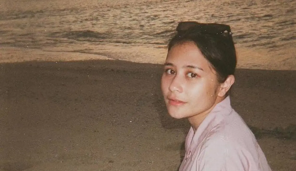 <p>Ia kerap membagikan momen liburannya di akun Instagram pribadinya. Yang menarik perhatian netizen adalah potret Prilly yang cantik menawan. [Foto: instagram.com/prillylatuconsina96]</p>