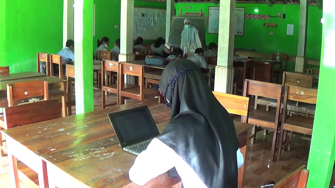 Siswa Belajar di Balai Padukuhan