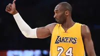 Ekspresi Kobe Bryant saat pertandingan LA Lakers melawan Miami Heat dalam laga basket NBA di Staples Center, Los Angeles, California, AS, (13/1/2015). (AFP/Robyn Beck)