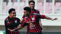 Jeam Kelly Sroyer (depan) saat mencetak gol untuk Persipura Jayapura ke gawang Barito Putra dalam lanjutan Pegadaian Championship 2025/2026 di Stadion Papua Bangkit, Jayapura, Minggu (15/2/2026). (Dok. Persipura)