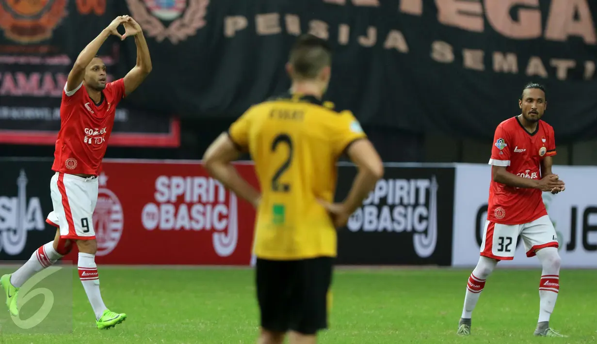 Pemain Persija Jakarta Luiz Carlos melakukan selebrasi usai mencetak gol ke gawang Barito Putera saat pertadingan Liga 1 di Stadion Patriot, Bekasi (22/4). Pada babak pertama, tuan rumah Persija mendominasi permainan. (Liputan6.com/Gempur M. Surya)