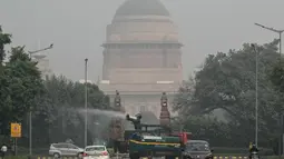 Ibu Kota India, New Delhi diselimuti kabut asap polusi udara yang menyebabkan kualitas udara di sejumlah daerah sekitar menjadi sangat buruk. (Money SHARMA/AFP)
