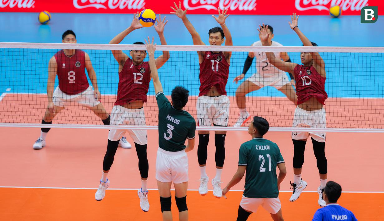 Kemenangan atas Myanmar membuat Timnas voli putra Indonesia lolos ke babak semifinal. (Bola.com/Bagaskara Lazuardi)