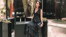 Adapun gaya elegan lainnya kala ia mengenakan dress simple yang dipadukan aksesori minimalis. Dress dengan aksen tumpuk dari Love and Flair. (Foto: Instagram/Noi Aswari)